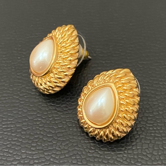 Vintage MONET Signed Gold-tone Teardrop Faux Pearl Earrings 11.0g - Picture 6 of 13